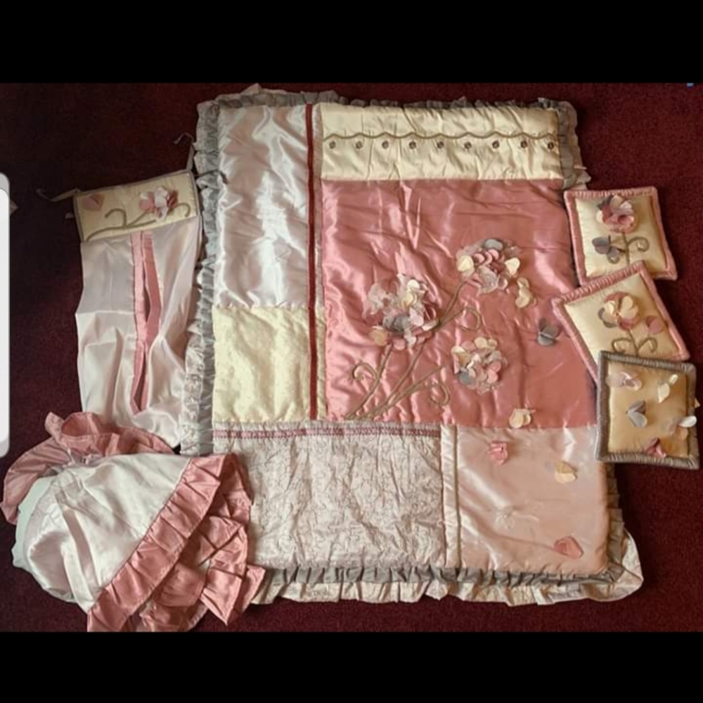 Nursery crib bedding set